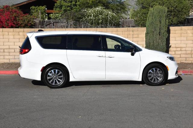2024 Chrysler Pacifica Hybrid Select