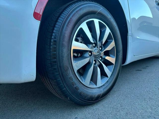 2024 Chrysler Pacifica Hybrid Select