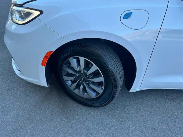 2024 Chrysler Pacifica Hybrid Select