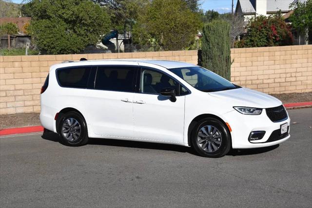 2024 Chrysler Pacifica Hybrid Select