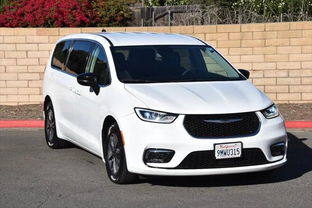 2024 Chrysler Pacifica Hybrid Select