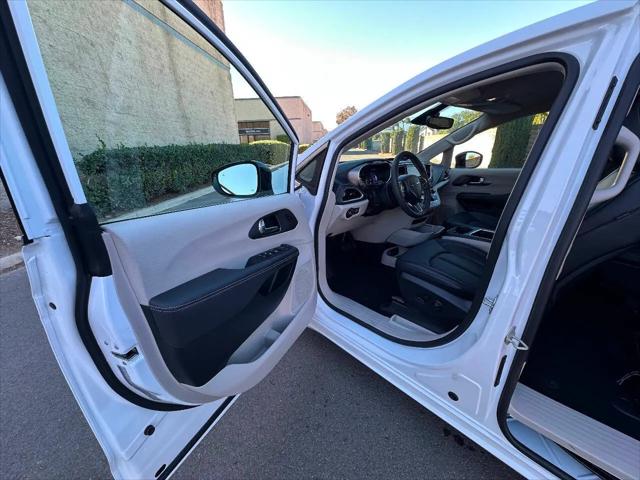 2024 Chrysler Pacifica Hybrid Select