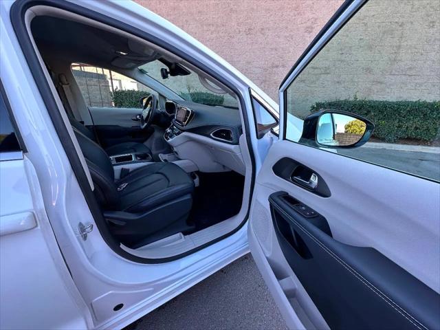 2024 Chrysler Pacifica Hybrid Select