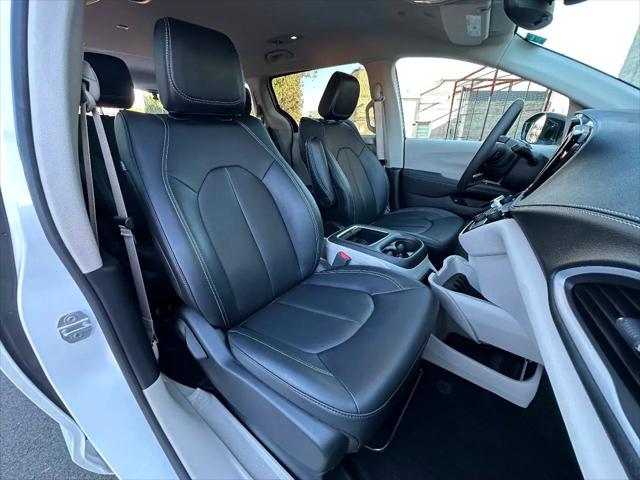 2024 Chrysler Pacifica Hybrid Select