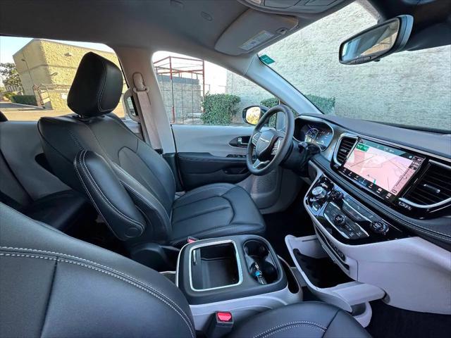 2024 Chrysler Pacifica Hybrid Select