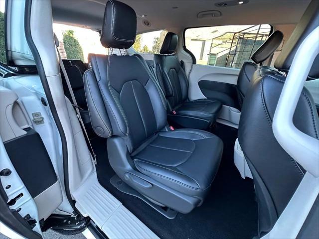 2024 Chrysler Pacifica Hybrid Select