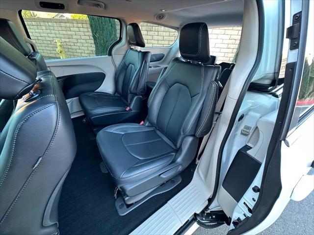 2024 Chrysler Pacifica Hybrid Select