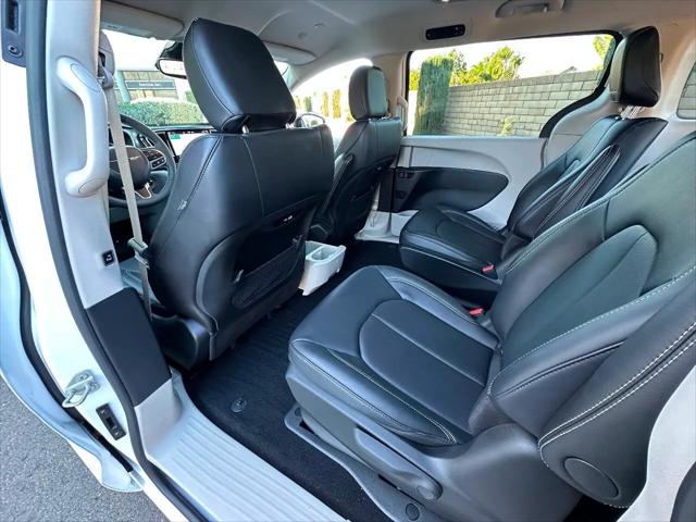 2024 Chrysler Pacifica Hybrid Select