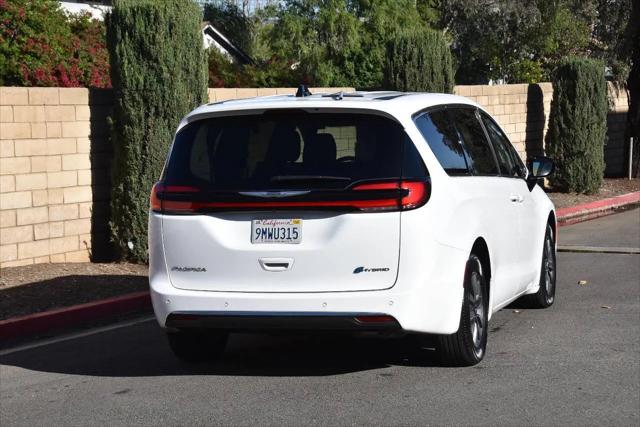 2024 Chrysler Pacifica Hybrid Select