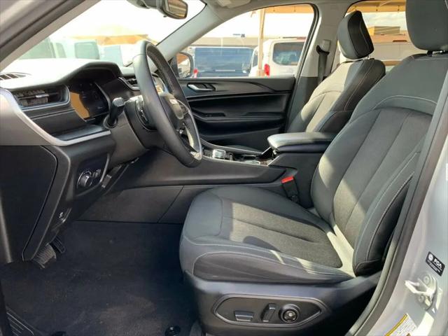 2023 Jeep Grand Cherokee Laredo 4x2