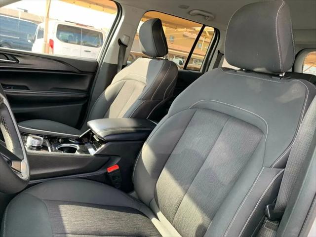 2023 Jeep Grand Cherokee Laredo 4x2