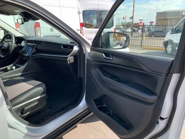 2023 Jeep Grand Cherokee Laredo 4x2