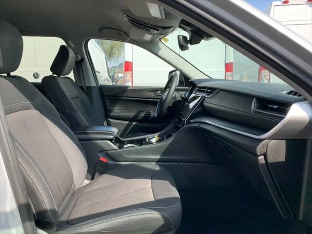 2023 Jeep Grand Cherokee Laredo 4x2