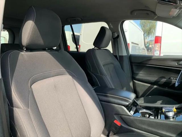 2023 Jeep Grand Cherokee Laredo 4x2
