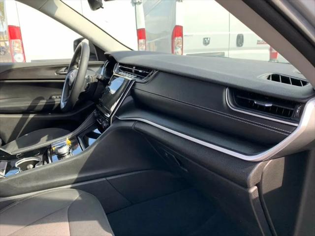2023 Jeep Grand Cherokee Laredo 4x2