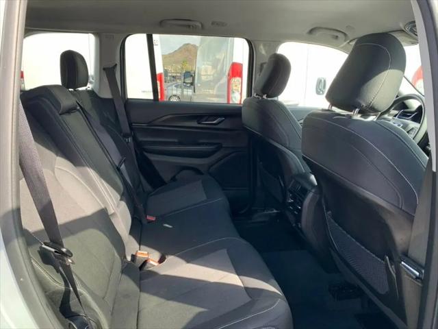 2023 Jeep Grand Cherokee Laredo 4x2