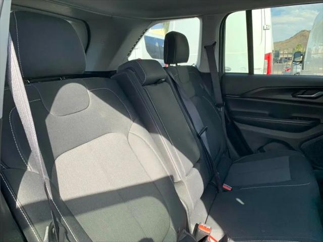 2023 Jeep Grand Cherokee Laredo 4x2