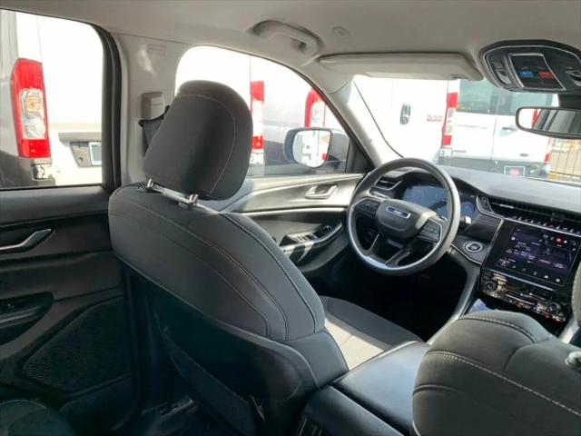 2023 Jeep Grand Cherokee Laredo 4x2