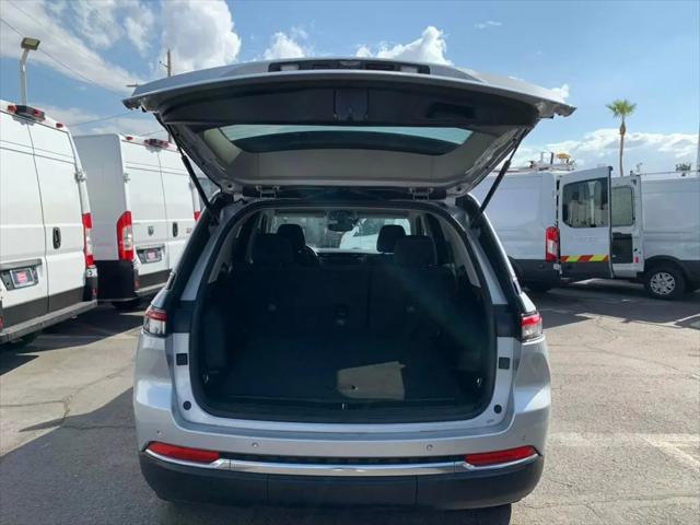 2023 Jeep Grand Cherokee Laredo 4x2