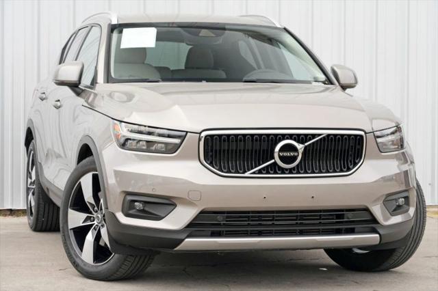 2022 Volvo XC40 T5 Momentum