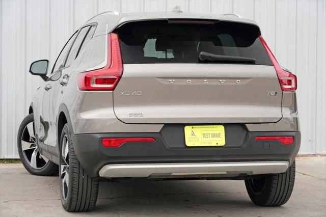 2022 Volvo XC40 T5 Momentum