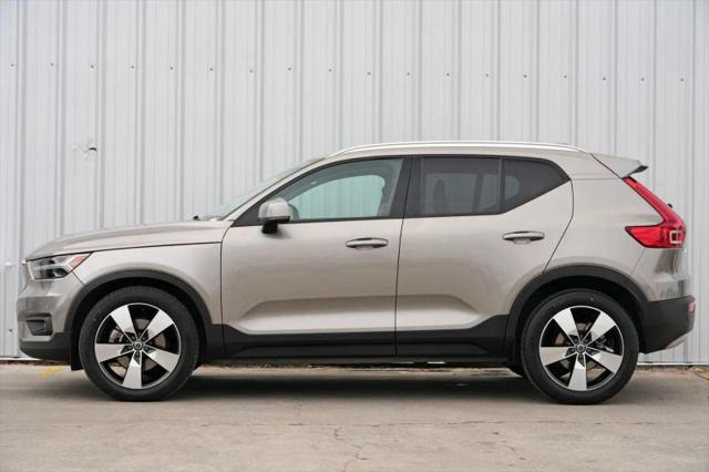 2022 Volvo XC40 T5 Momentum