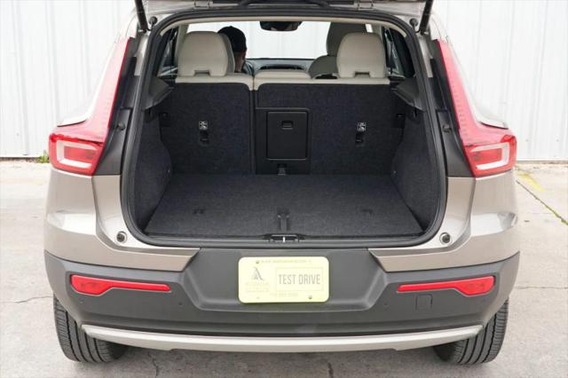 2022 Volvo XC40 T5 Momentum