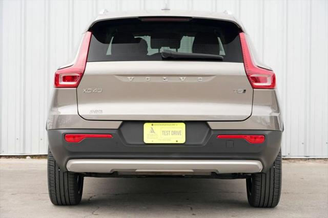 2022 Volvo XC40 T5 Momentum