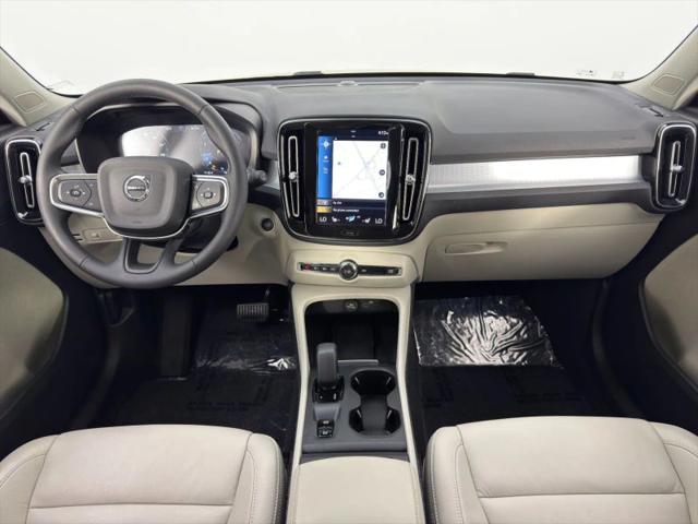 2022 Volvo XC40 T5 Momentum