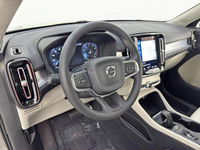 2022 Volvo XC40 T5 Momentum