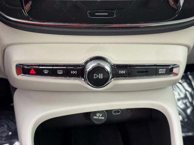 2022 Volvo XC40 T5 Momentum