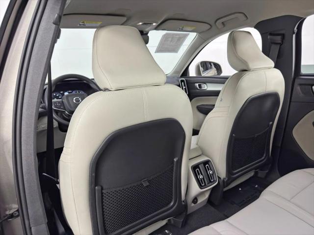 2022 Volvo XC40 T5 Momentum