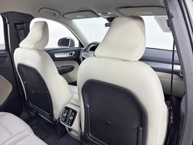 2022 Volvo XC40 T5 Momentum