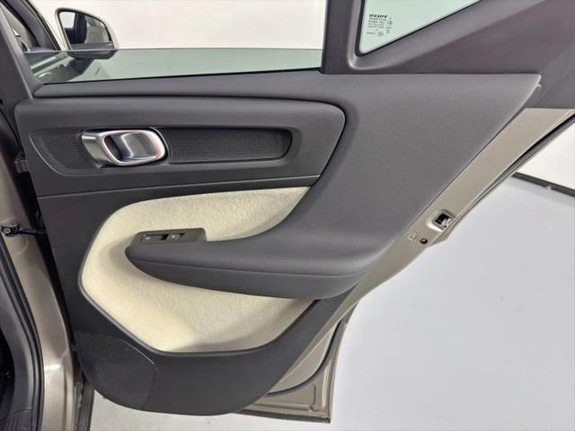 2022 Volvo XC40 T5 Momentum