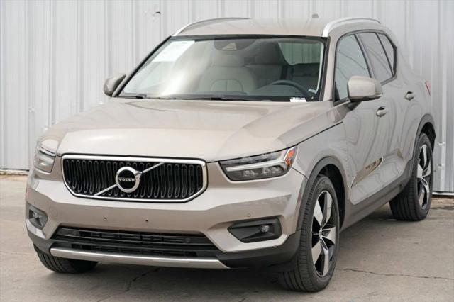 2022 Volvo XC40 T5 Momentum