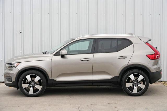 2022 Volvo XC40 T5 Momentum