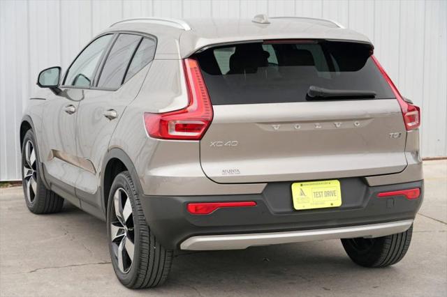 2022 Volvo XC40 T5 Momentum