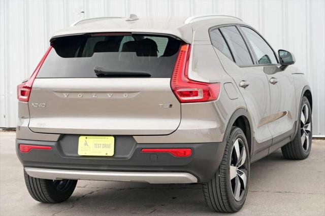 2022 Volvo XC40 T5 Momentum