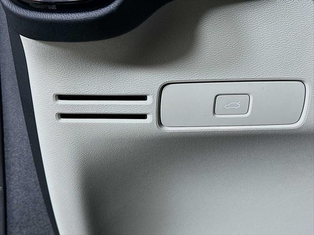 2026 Volvo XC40 Ultra, B5 AWD Gas (mild hybrid), Dark