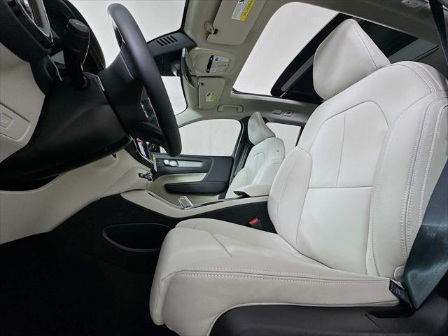 2026 Volvo XC40 Ultra, B5 AWD Gas (mild hybrid), Dark
