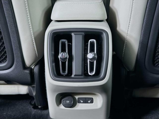 2026 Volvo XC40 Ultra, B5 AWD Gas (mild hybrid), Dark