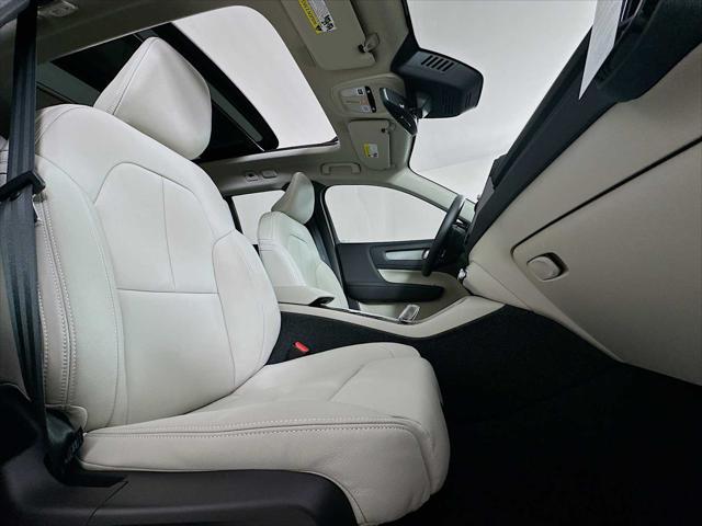 2026 Volvo XC40 Ultra, B5 AWD Gas (mild hybrid), Dark