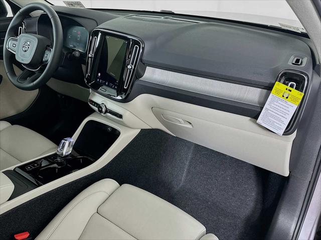 2026 Volvo XC40 Ultra, B5 AWD Gas (mild hybrid), Dark