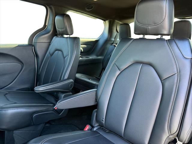 2026 Chrysler Pacifica Select AWD