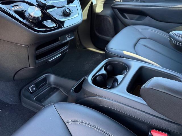 2026 Chrysler Pacifica Select AWD