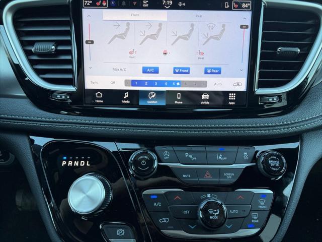 2026 Chrysler Pacifica Select AWD