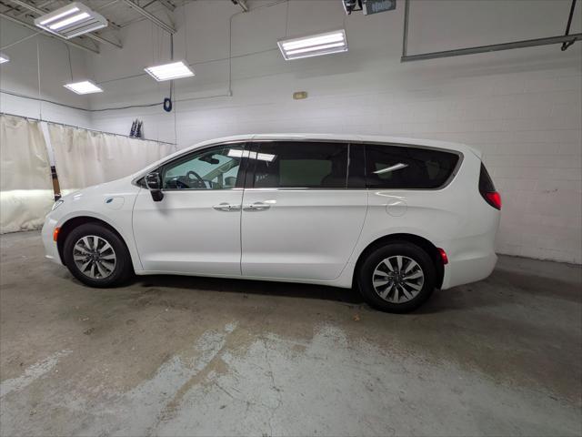 2024 Chrysler Pacifica Hybrid Select