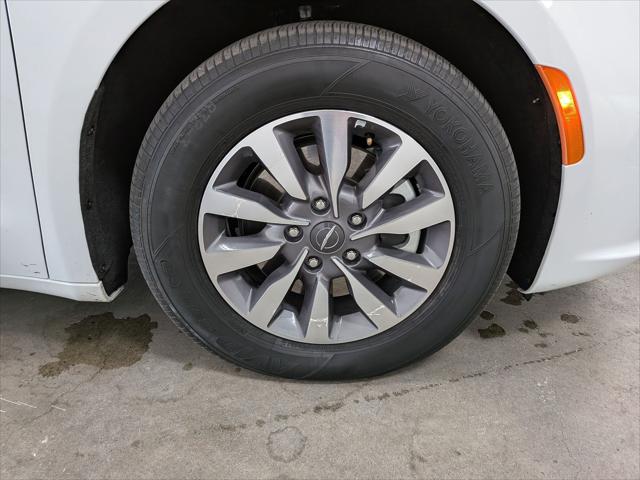 2024 Chrysler Pacifica Hybrid Select