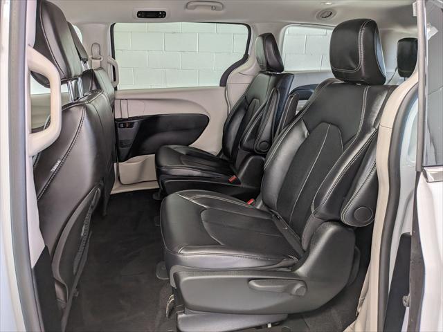 2024 Chrysler Pacifica Hybrid Select