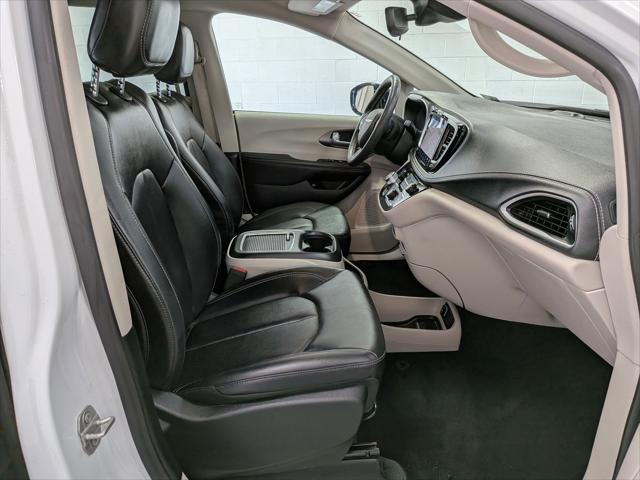 2024 Chrysler Pacifica Hybrid Select